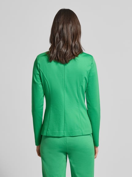 Männermodel trägt Regular Fit Blazer mit Viskose-Anteil Modell 'Kate' von ICHI, elastyczna mieszanka materiałów z dodatkiem wiskozy, krój regular fit, taliowany, kołnierz z połami, kieszenie z wypustkami, zapięcie na guzik, długość tyłu w rozmiarze S: 59 cm, szerokość w rozmiarze S: 44 cm, długość rękawów w rozmiarze S: 64 cm, kolor zielony, gładka faktura, całkowity widok z tyłu.