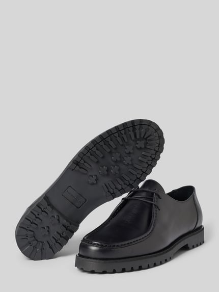 Produktfoto, schwarze Schnürschuhe aus Leder Modell 'OLLIE MOC TOE' von Garment Project mit profilierter Sohle, abgerundeter Spitze, Glattleder-Struktur, Absatzhöhe 2 cm, Schafthöhe 7 cm, Schaftweite 11 cm.