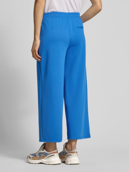Vrouwenmodel draagt Wide Fit Hose mit elastischem Bund Modell 'Kate' van ICHI, kobaltblauw, materiaal-mix met viscose, enkelhoogte, elastische taille, detailopname van achteren.