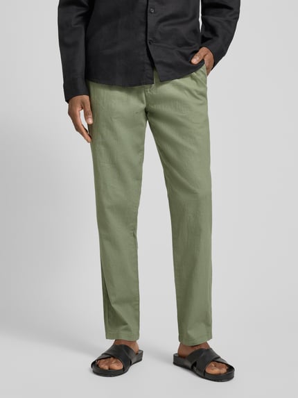 Mannenmodel draagt Straight Fit Leinenhose mit elastischem Bund Modell 'Barton' van Matinique, mix van katoen en linnen, straight fit, elastische band met tunnelkoord, achterzakken, groene kleur, Ganzkörperansicht van voren.
