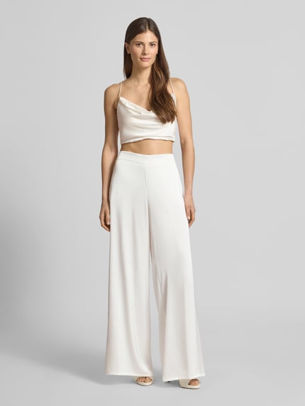 Vrouwenmodel draagt Stoffhose met elastischem Bund van V by Vera Mont, satijn, relaxed fit, wijd been, elastische taille, wit, full-body vooraanzicht.