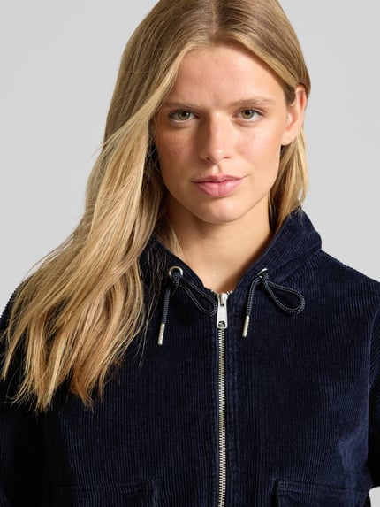 Männermodel trägt Regular Fit Bomberjacke aus Baumwoll-Mix Modell 'KENZIE' von ONLY in dunkelblau mit feiner Rippstruktur, Damen Bomberjacke / Blouson von ONLY, Nahaufnahme Oberkörper