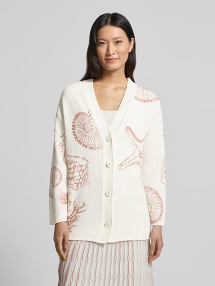 Frauenmodel trägt Cardigan mit V-Ausschnitt im Allover-Look von Marc Cain aus Baumwoll-Mix, Relaxed-Fit, Knopfleiste, Ganzkörperansicht von vorne.