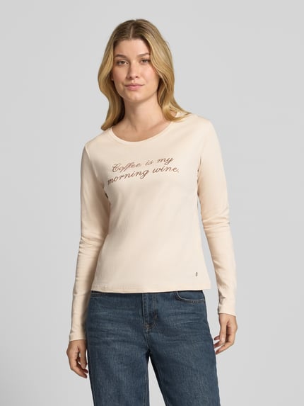 Vrouwenmodel draagt Regular Fit Longsleeve uit puur katoen van monari, Met pailletten, ronde hals, shirt met lange mouwen, ruglengte maat 36: 53 cm, voorkant borst tot heup, vooraanzicht