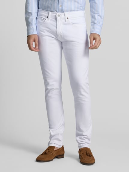 Męski model nosi Slim Fit Jeans mit 5-Pocket-Design od Polo Ralph Lauren, białe, bawełna z elastanem, widok całej sylwetki z przodu.