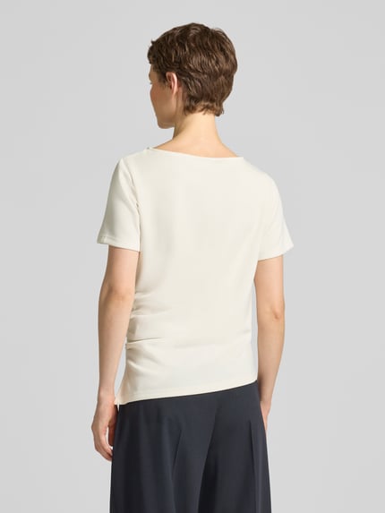 Frauenmodel trägt T-Shirt in asymmetrischer Form Modell 'Helle' von My Essential Wardrobe, cremefarben, Material-Mix, Ganzkörperansicht Rückansicht