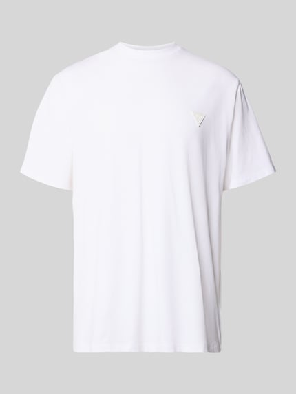Produktfoto, weißes T-Shirt mit Logo und Rundhalsausschnitt von Guess, Relaxed Fit aus Baumwoll-Mix mit Modal-Anteil, glatte Textur