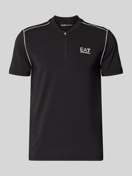 Produktfoto, schwarzes Regular Fit T-Shirt mit Stehkragen von EA7 Emporio Armani, Reißverschluss und Label-Print, strukturierte Oberfläche
