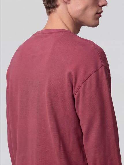 Männermodel trägt Langarmshirt mit Waffelstruktur von ARMEDANGELS in Unifarbe, Strukturmuster, Rundhalsausschnitt, Nahaufnahme Oberkörper.