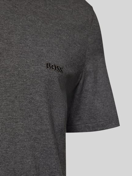 Männermodel trägt T-Shirt mit V-Ausschnitt im 3er-Pack Modell 'Classic' von BOSS, reine Baumwolle, gerader Schnitt, Label-Stitching, Nahaufnahme Oberkörper