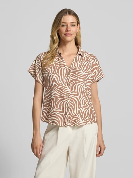 Modelka nosi Regular Fit Hemdbluse aus Leinen-Mix Modell 'Falakka' od B.Young, beżowo-brązowy animal print, krój regular fit, krótkie rękawy, kołnierzyk koszulowy, len z wiskozą, długość pleców 60 cm w rozmiarze 36, widok całej sylwetki z przodu.