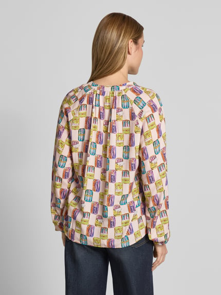 Vrouwenmodel draagt Regular Fit blouse aus Viskose im all-over look van Emily Van den Bergh in veelkleurige geometrische patronen, ruglengte maat 36: 61 cm, mouwlengte maat 36: 62 cm, ganzkörperansicht rückansicht.