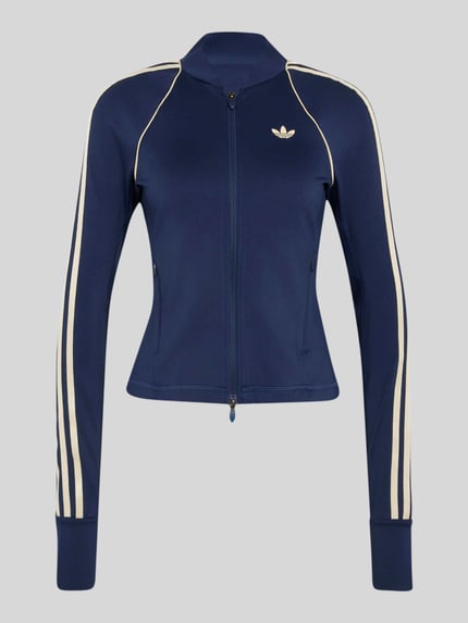 Produktfoto, dunkelblaue Slim Fit Trainingsjacke mit Zweiwege-Reißverschluss Modell 'OG SP MIDLAY' von adidas Training, helle Streifen an den Ärmeln, glatte Textur, neutraler Hintergrund.