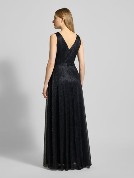 Vrouwenmodel draagt Schimmerndes Abendkleid met V-Ausschnitt van TROYDEN COLLECTION, glanzende look, maxi-jurk, tailleband, rugritssluiting, ruglengte 160 cm, borstbreedte 45 cm, geheel zwart met lichte glans, structuur met plooien, rugaanzicht, geheel lichaam.