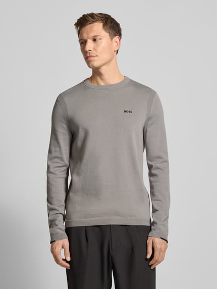 Männermodel trägt Regular Fit Strickpullover aus reiner Baumwolle Modell 'EVER-X' von BOSS Green, unifarben, Ganzkörperansicht von vorne.