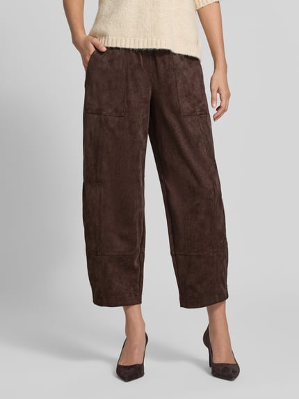 Frauenmodel trägt Loose Fit Kunstlederhose mit elastischem Bund Modell 'Tilda' von MAC in Dunkelbraun, leichte Struktur, Nahaufnahme Unterkörper, Damen Leder- / Kunstlederhose von MAC