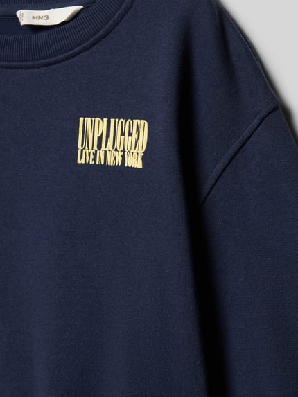 Produktfoto, dunkelblaues Sweatshirt mit Label-Print Modell 'NIRVANA' von Mango aus reiner Baumwolle, Regular-Fit, gerippte Abschlüsse, glatte Textur