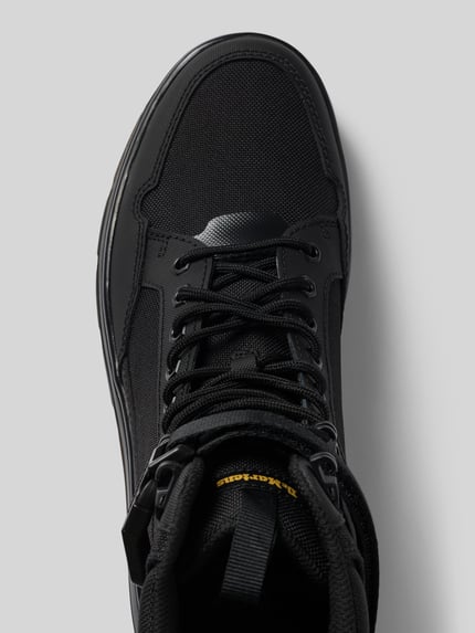 Produktfoto, Boots aus Leder-Mix mit verstellbarer Schnalle von Dr. Martens, czarny kolor, teksturowana cholewka, profilowana podeszwa, zaokrąglony krój, sznurowanie, label z logo, obcas 5 cm, wysokość cholewki 14 cm, szerokość w rozmiarze 44: 8 cm