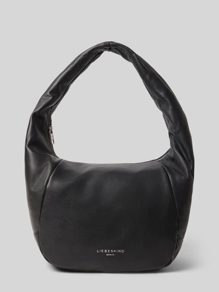 Produktfoto, Hobo Bag mit Label-Detail Modell 'FARRAH' von LIEBESKIND BERLIN in Schwarz mit feiner Leder-Textur, Hauptfach mit Reißverschluss, Tragehenkel, Innenfach, Maße 40x26x20 cm, Schulterriemen 68 cm.
