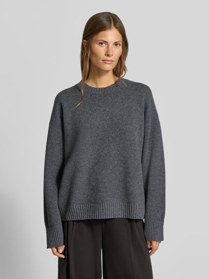 Frauenmodel trägt Regular Fit Pullover aus Woll-Mix mit Kaschmir-Anteil von MYON, dunkelgrau, Strick-Optik, Rundhalsausschnitt, Ganzkörperansicht von vorne.