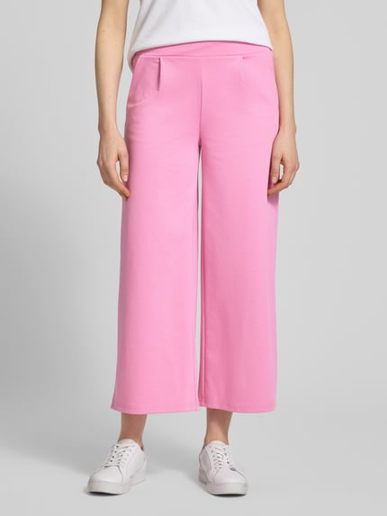 Vrouwenmodel draagt Wide Leg Sweatpants met elastische band model Kate van ICHI, materiaalmix met viscose, wide leg, binnenbeenlengte maat S 66 cm, bandwijdte 38 cm, roze kleur, glad oppervlak. Vooraanzicht van het hele lichaam.
