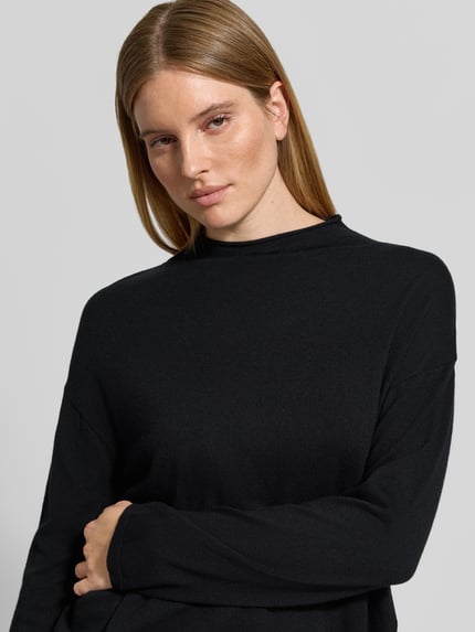 Frauenmodel trägt Turtleneck mit Mock Neck von MARC O'POLO, unifarben schwarz, Feinstrick, Strukturmuster, Nahaufnahme Oberkörper.