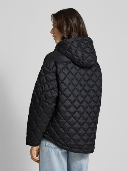 Frauenmodel trägt Regular Fit Steppjacke mit Kapuze Modell 'Phil' von CINQUE in Schwarz, Rauten-Steppung, Rückenansicht Ganzkörperansicht.