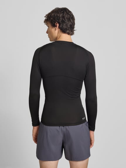 Männermodel trägt zwart Slim Fit Sport-T-Shirt mit Logo-Print Modell 'PWRMODE' van PUMA Performance, sportshirt, Ganzkörperansicht Rückansicht.