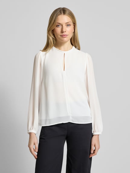Vrouwenmodel draagt Blusenshirt mit Rundhalsausschnitt van Rinascimento, losse pasvorm, crèmekleur, lange mouwen. Vooraanzicht bovenlichaam.