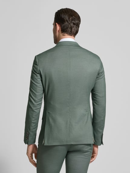 Männermodel trägt Slim Fit 2-Knopf-Sakko mit Pattentaschen von ATELIER TORINO in grün, Materialmix met viscose, rugaanzicht, context: herenjasje met reverskraag, schouderbreedte 45 cm, ruglengte 72 cm, mouwlengte 64 cm