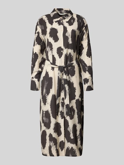 Produktfoto, Hemdblusenkleid aus Viskose-Mix Modell 'Karalie Jusia' von MSCH Copenhagen mit abstraktem schwarz-beigem Muster, Taillenband, Knopfleiste.