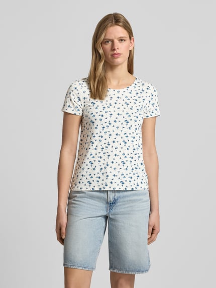 Frauenmodel trägt Regular Fit T-Shirt aus Viskose-Mix Modell 'BERA' von Only, Allover-Muster, Crêpe-Textur, Ganzkörperansicht von vorne.