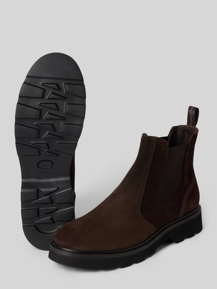 Produktfoto, braune Chelsea Boots aus echtem Leder Modell 'CITY' von Woolrich mit abgerundeter Passform, Logo-Detail und profilierter Sohle