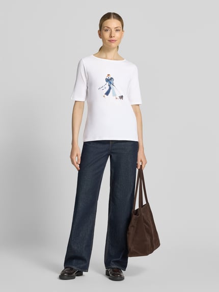 Frauenmodel trägt T-Shirt mit U-Boot-Ausschnitt von MORE & MORE, taillierter Schnitt, Halbarm, Baumwoll-Elasthan-Mix, Ganzkörperansicht von vorne.