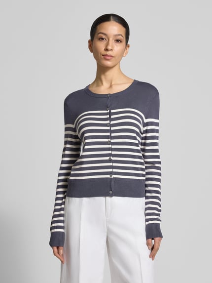 Frauenmodel trägt Strickjacke aus Viskose-Mix mit Streifenmuster von Christian Berg Woman in Regular-Fit mit Rundhalsausschnitt und Knopfleiste, Grafikkombination aus Weiß und Dunkelblau, Rückenlänge bei Größe S: 49 cm, Ärmellänge: 61 cm, Ganzkörperansicht von vorne.