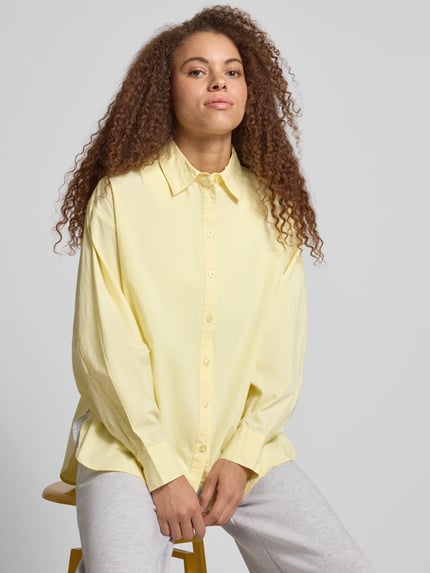 Frauenmodel trägt Regular Fit Bluse aus Baumwolle Modell 'EMMA' von Noisy May, Reine Baumwolle, Hemdblusenkragen, Knopfleiste, Nahaufnahme Oberkörper.