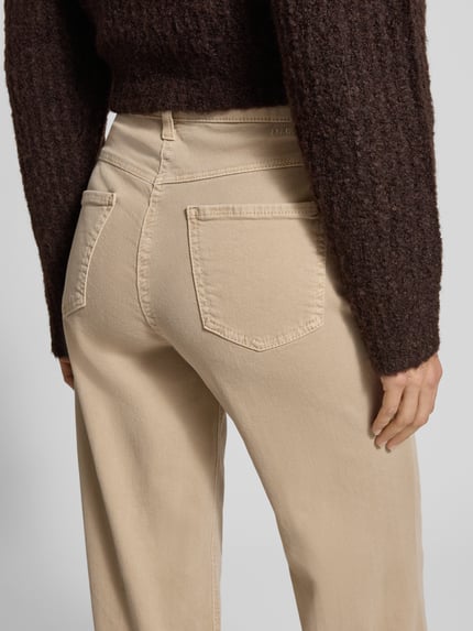 Frauenmodel trägt Loose Fit Jeans im 5-Pocket-Design von MAC in Beige, Baumwoll-Elasthan-Mix, Bundweite 41 cm, Innenbeinlänge 79 cm, Ganzkörperansicht Rückansicht.