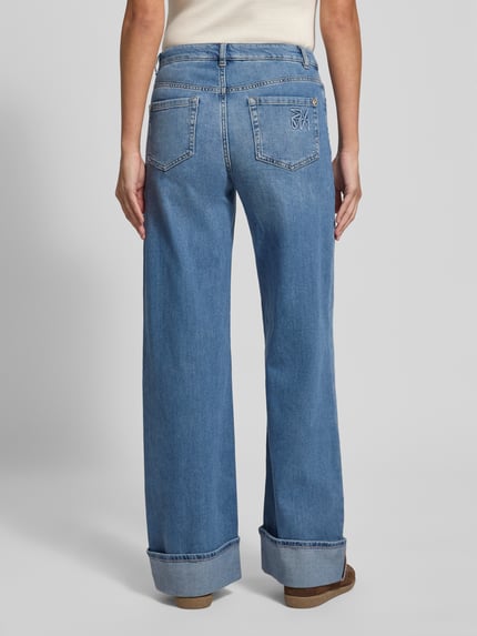 Vrouwenmodel draagt Wide Fit Jeans met vaste zoom Modell 'Dara' van MOS MOSH, elastische katoenmix, 5-pocket, productdetail, volledige achteraanzicht.