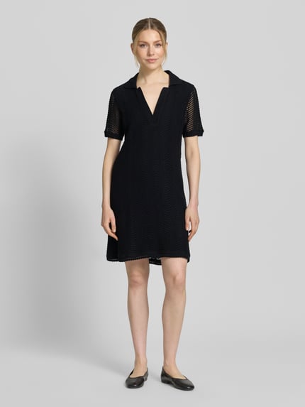 Modelka prezentuje Leicht ausgestelltes Häkelkleid aus Baumwoll-Mix Modell 'C_ELOA' von BOSS Orange, efekt: jednolity kolor, krój: lekko rozkloszowana, długość mini, kształt kołnierza: kołnierzyk polo, dekolt w serek, halka pod sukienkę, koronka szydełkowa, rękaw: krótki rękaw, dół prosty, materiał: mieszanka bawełny, Ganzkörperansicht von vorne.