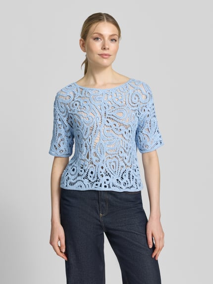 Vrouwenmodel draagt Strickshirts aus Häkelspitze Modell 'Cornelly' van monari, lichtblauw, pure viscose, regular fit, ronde hals, korte mouw, voorkant torso close-up.