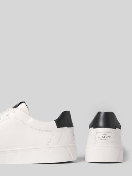 Produktfoto, Sneaker aus echtem Leder Modell 'Julien' von Gant in Weiß mit schwarzem Akzent, abgerundete Passform, Logo-Prägung, profilierte Sohle
