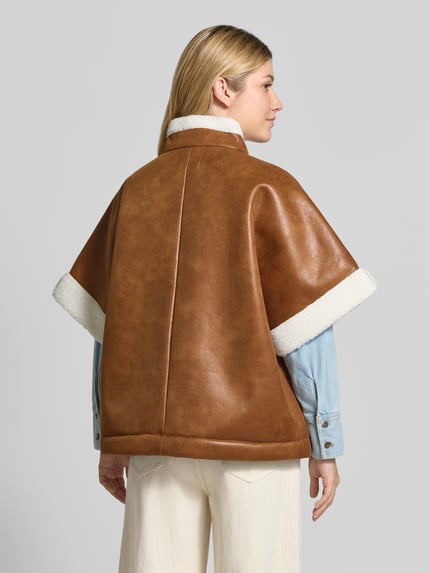 Vrouwenmodel draagt Jacke in Leder-Optik met Stehkragen en 1/2-Arm van LOLLYS LAUNDRY, bruine kleur, Teddybont, regular fit, steekzakken, ritssluiting, Ganzkörperansicht Rückansicht.