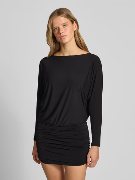 Frauenmodel trägt Regular Fit Freizeitkleid mit U-Boot-Ausschnitt Modell 'ARIA' von ONLY, schwarzer Stoff, Ganzkörperansicht von vorne, Damen Freizeitkleid von ONLY.