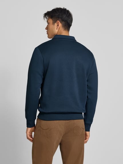 Männermodel trägt dunkelblaues Regular fit Heren sweatshirt Model 'Bradley' von JACK & JONES, Materiaalmix met katoen, schipperskraag, ritssluiting, ruglengte bij maat M 69 cm, Ganzkörperansicht Rückansicht