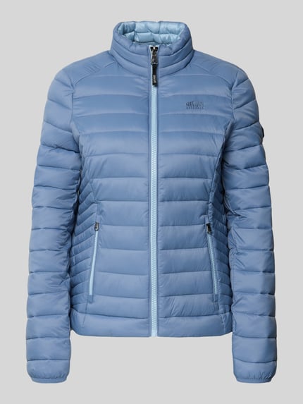 Frauenmodel trägt Steppjacke mit Logo-Stitching Modell 'FUJI' von Superdry in Hellblau, wałkowana faktura, prosty krój, stójka, zamek błyskawiczny, boczne kieszenie zapinane na zamek błyskawiczny, długość tyłu w rozmiarze S: 62 cm, szerokość ramion w rozmiarze S: 40 cm, szerokość klatki piersiowej w rozmiarze S: 50 cm, długość rękawów w rozmiarze S: 69 cm, Ganzkörperansicht von vorne
