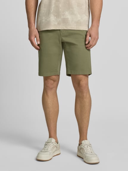 Männermodel trägt Shorts mit Eingrifftaschen von PME Legend aus Baumwoll-Elasthan-Mix in Oliv, Regular-Fit, Ganzkörperansicht von vorne.