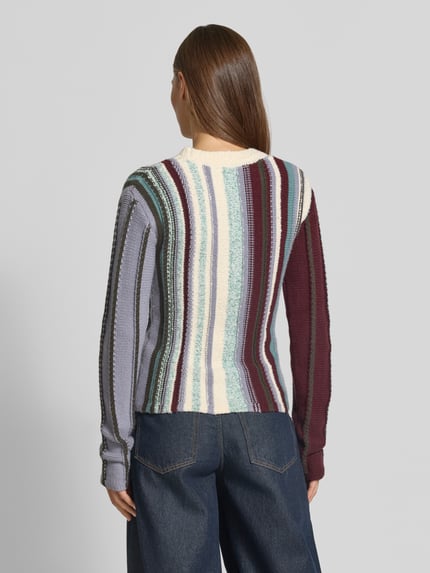 Modelka nosi wielokolorowy sweter Regular Fit Pullover aus Viskose-Mix von Jake*s Collection, pionowe paski, faktura prążkowana, zdjęcie całej sylwetki z tyłu.