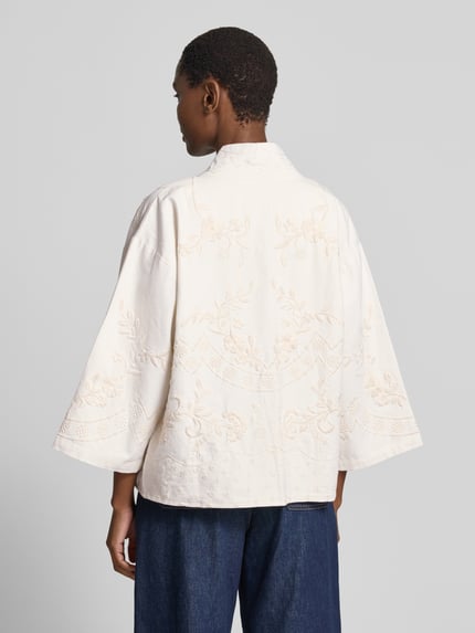 Frauenmodel trägt Jacke mit Stitchings Modell 'Rumi' von LOLLYS LAUNDRY aus reiner Baumwolle im Regular-Fit, creme, Rückenansicht.