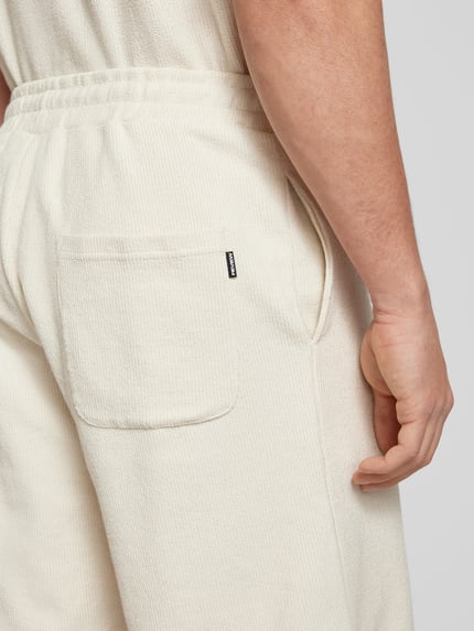 REVIEW Szorty z dzianiny dresowej o kroju regular fit z fakturowanym wzorem Écru 3