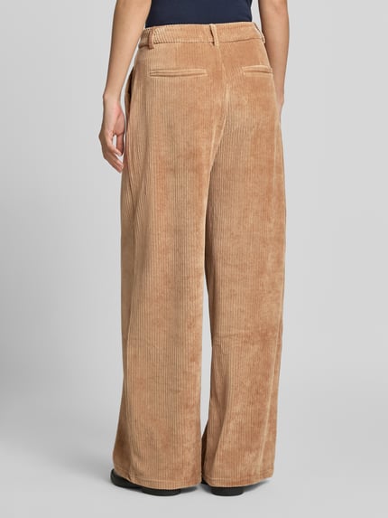 Vrouwenmodel draagt corduroy broek van ICHI Model 'TAMARY' in katoenmix met stretch, relaxed fit, paspelzakken, bandwijdte maat S 40 cm, binnenbeenlengte 80 cm, achteraanzicht Ganzkörperansicht Rückansicht.